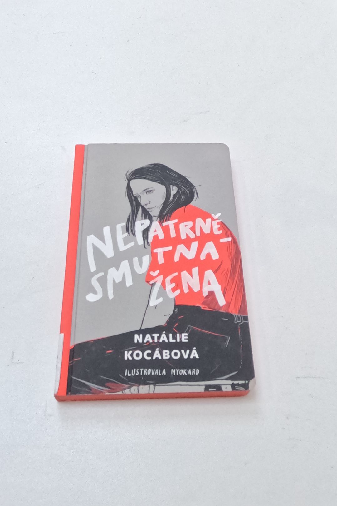 Nepatrně smutná žena