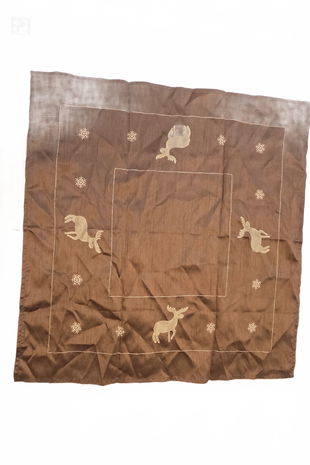 Ubrus, barva hnědá